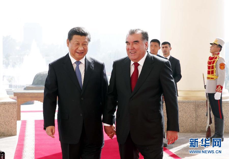 9月13日，國家主席習(xí)近平在杜尚別同塔吉克斯坦總統(tǒng)拉赫蒙舉行會談。 這是會談開始前，兩國元首步入會談大廳。 新華社記者鞠鵬攝 