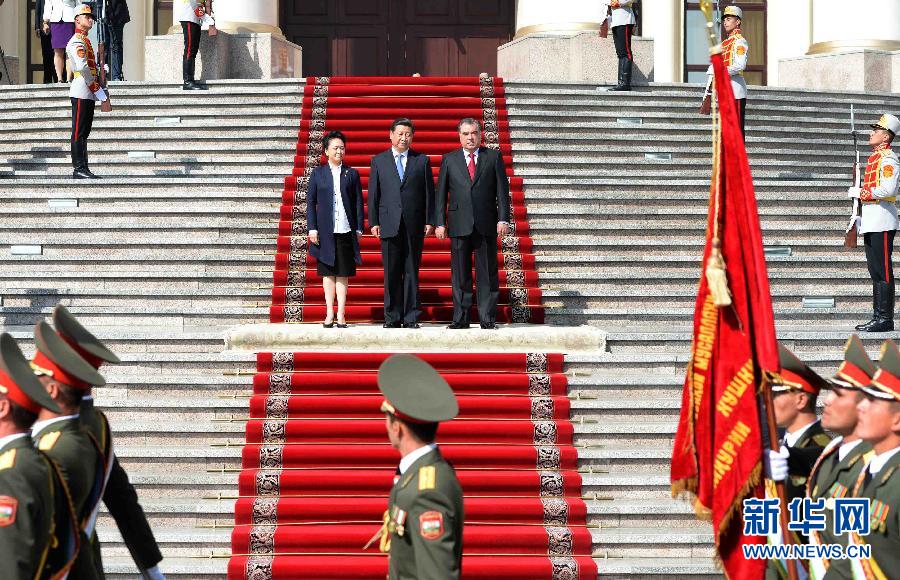 9月13日，國(guó)家主席習(xí)近平在杜尚別同塔吉克斯坦總統(tǒng)拉赫蒙舉行會(huì)談。會(huì)談前，拉赫蒙在民族宮前廣場(chǎng)為習(xí)近平舉行隆重的歡迎儀式。新華社記者馬占成攝 