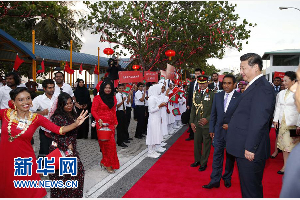  9月14日，國(guó)家主席習(xí)近平抵達(dá)馬累，開(kāi)始對(duì)馬爾代夫進(jìn)行國(guó)事訪問(wèn)。習(xí)近平和夫人彭麗媛在機(jī)場(chǎng)受到馬爾代夫總統(tǒng)亞明夫婦的熱情迎接。新華社記者 鞠鵬 攝 