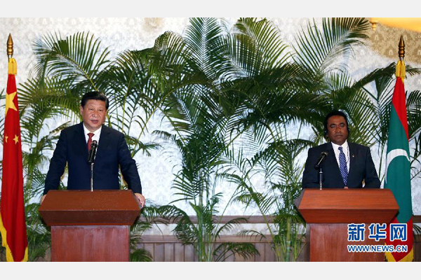 9月15日，國(guó)家主席習(xí)近平在馬累與馬爾代夫總統(tǒng)亞明共同會(huì)見(jiàn)記者。 新華社記者 鞠鵬 攝