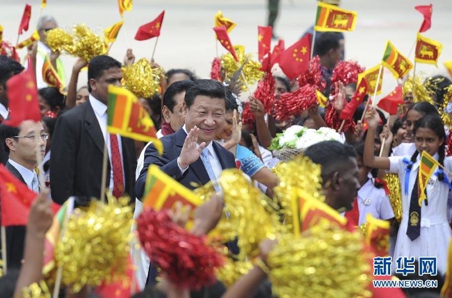  9月16日，國家主席習近平抵達科倫坡，開始對斯里蘭卡進行國事訪問。在班達拉奈克國際機場，習近平和夫人彭麗媛受到拉賈帕克薩總統(tǒng)夫婦熱情迎接。新華社記者謝環(huán)馳攝 