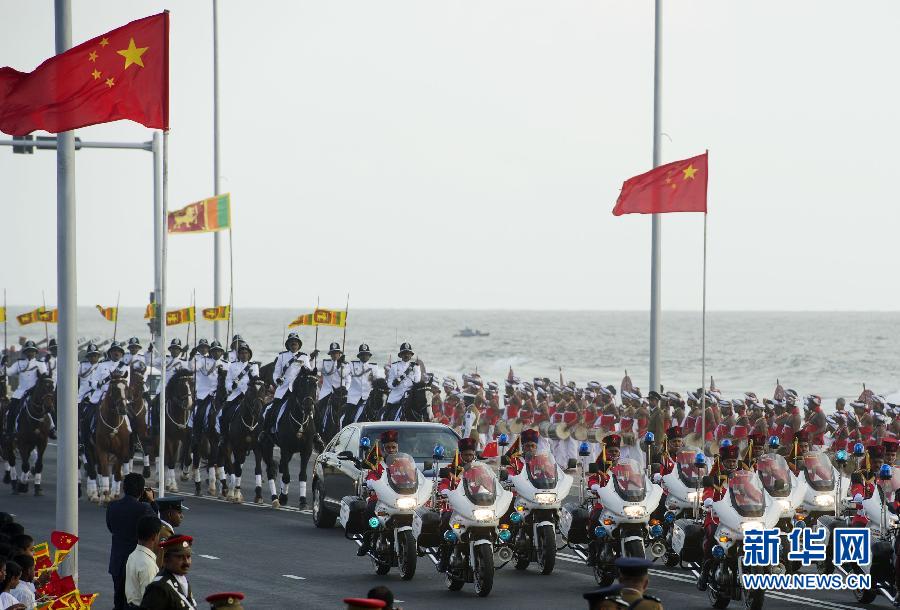 9月16日，斯里蘭卡總統(tǒng)拉賈帕克薩在科倫坡為國(guó)家主席習(xí)近平舉行盛大歡迎儀式。這是習(xí)近平和夫人彭麗媛乘坐的專車在摩托車隊(duì)和騎兵隊(duì)護(hù)衛(wèi)下駛?cè)霘g迎儀式現(xiàn)場(chǎng)。新華社記者謝環(huán)馳攝