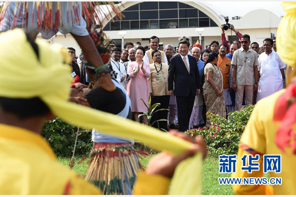 9月17日，國(guó)家主席習(xí)近平抵達(dá)古吉拉特邦艾哈邁達(dá)巴德市，開(kāi)始對(duì)印度進(jìn)行國(guó)事訪問(wèn)。這是印度青年跳起古吉拉特邦傳統(tǒng)舞蹈，歡迎習(xí)近平和夫人彭麗媛。新華社記者 馬占成 攝