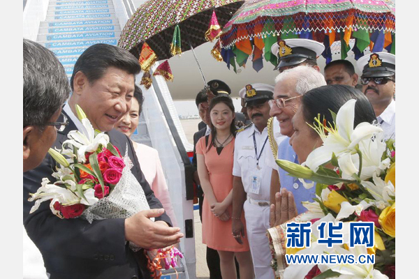 9月17日，國(guó)家主席習(xí)近平抵達(dá)古吉拉特邦艾哈邁達(dá)巴德市，開(kāi)始對(duì)印度進(jìn)行國(guó)事訪問(wèn)。 新華社記者 鞠鵬 攝