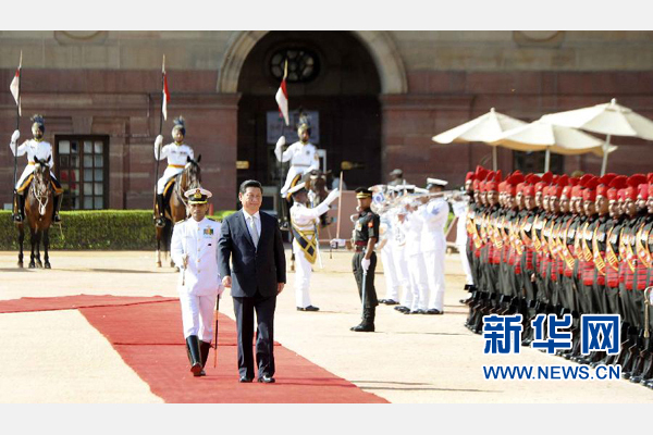 9月18日，國(guó)家主席習(xí)近平出席印度總統(tǒng)慕克吉在總統(tǒng)府舉行的隆重歡迎儀式。 新華社記者 張鐸 攝