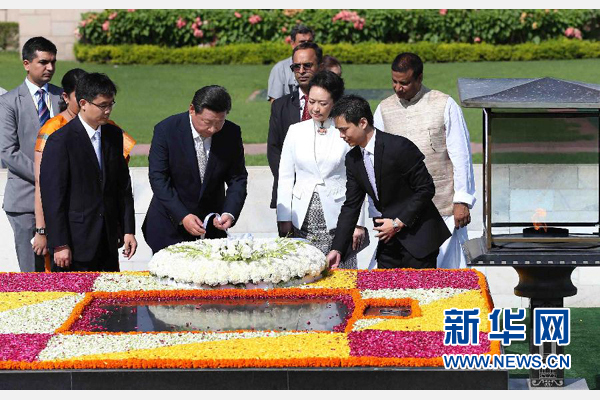 9月18日，國(guó)家主席習(xí)近平和夫人彭麗媛在新德里向甘地墓敬獻(xiàn)花圈。 新華社記者 龐興雷 攝