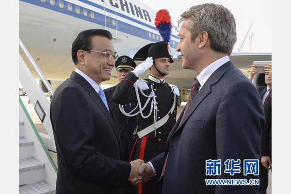 10月14日，國務(wù)院總理李克強(qiáng)乘專機(jī)抵達(dá)羅馬，開始對意大利進(jìn)行正式訪問，意大利政府高級官員到機(jī)場迎接。 新華社記者李學(xué)仁攝