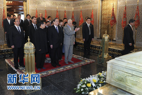 11月4日，中國(guó)全國(guó)政協(xié)主席俞正聲在拉巴特拜謁穆罕默德五世墓。新華社記者 張鐸 攝