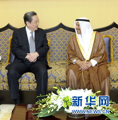 11月6日，正在巴林進行正式友好訪問的全國政協(xié)主席俞正聲在麥納麥與巴林協(xié)商會議主席阿里舉行會談。 新華社記者 張鐸 攝