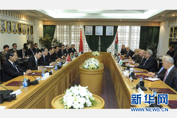 11月9日，正在約旦進(jìn)行正式友好訪問的全國政協(xié)主席俞正聲在安曼與約旦參議長拉瓦比德進(jìn)行會談。 新華社記者 張鐸 攝 