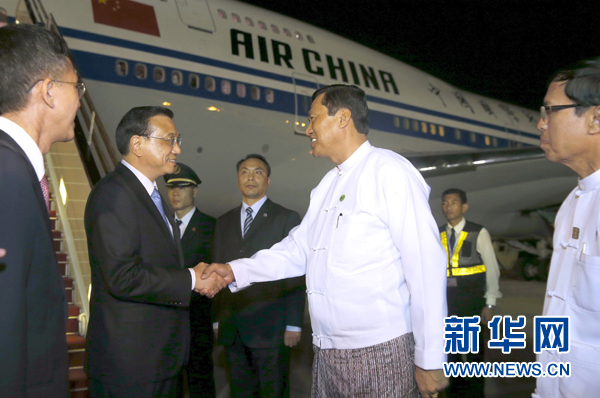 這是李克強(qiáng)在機(jī)場(chǎng)受到緬甸政府高級(jí)官員熱情迎接。新華社記者鞠鵬攝