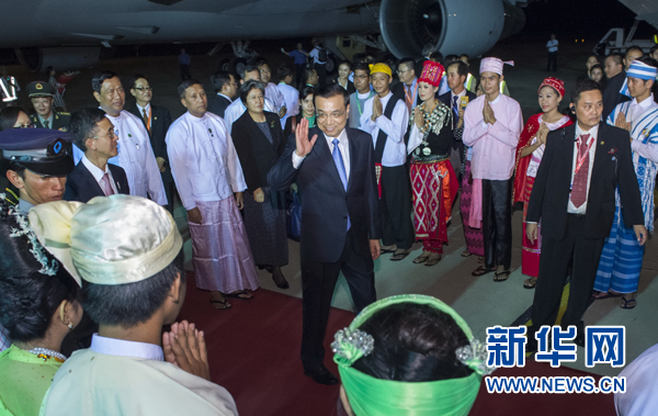 11月12日，中國(guó)國(guó)務(wù)院總理李克強(qiáng)抵達(dá)內(nèi)比都，出席東亞合作領(lǐng)導(dǎo)人系列會(huì)議并對(duì)緬甸進(jìn)行正式訪問。 新華社記者王曄攝
