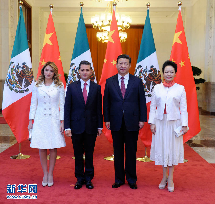 11月13日，國(guó)家主席習(xí)近平在北京人民大會(huì)堂北大廳舉行儀式，歡迎墨西哥總統(tǒng)培尼亞對(duì)中國(guó)進(jìn)行國(guó)事訪問(wèn)。這是習(xí)近平和夫人彭麗媛同培尼亞夫婦合影。 新華社記者 張鐸 攝