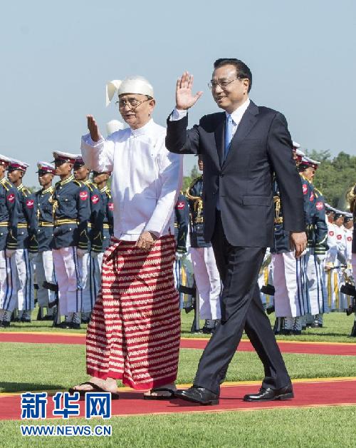 11月14日，中國國務(wù)院總理李克強在內(nèi)比都同緬甸總統(tǒng)吳登盛舉行會談。這是會談前，吳登盛在緬甸總統(tǒng)府前廣場為李克強舉行隆重的歡迎儀式。新華社記者 王曄 攝