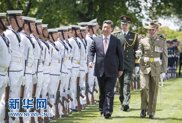 11月17日，中國(guó)國(guó)家主席習(xí)近平在堪培拉會(huì)見(jiàn)澳大利亞總督科斯格羅夫。會(huì)見(jiàn)前，科斯格羅夫在總督府草坪為習(xí)近平舉行隆重歡迎儀式。新華社記者謝環(huán)馳 攝 
