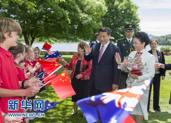 11月17日，中國(guó)國(guó)家主席習(xí)近平在堪培拉會(huì)見(jiàn)澳大利亞總督科斯格羅夫。會(huì)見(jiàn)前，科斯格羅夫在總督府草坪為習(xí)近平舉行隆重歡迎儀式。習(xí)近平和夫人彭麗媛抵達(dá)時(shí)，受到科斯格羅夫總督夫婦熱情迎接。新華社記者謝環(huán)馳 攝 