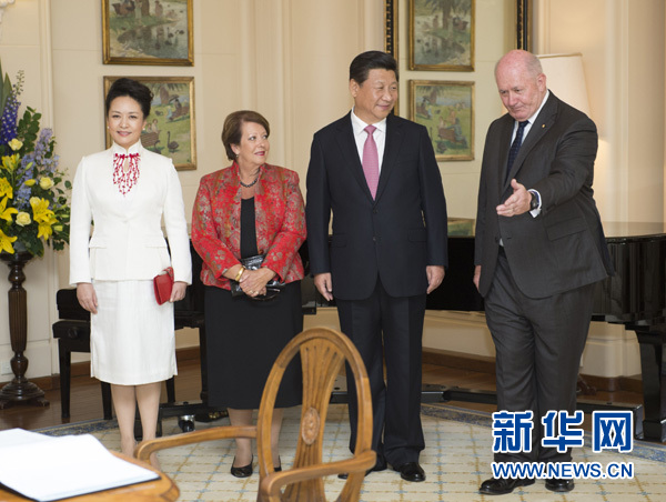 11月17日，中國(guó)國(guó)家主席習(xí)近平在堪培拉會(huì)見(jiàn)澳大利亞總督科斯格羅夫。會(huì)見(jiàn)前，科斯格羅夫在總督府草坪為習(xí)近平舉行隆重歡迎儀式。習(xí)近平和夫人彭麗媛抵達(dá)時(shí)，受到科斯格羅夫總督夫婦熱情迎接。新華社記者黃敬文 攝 
