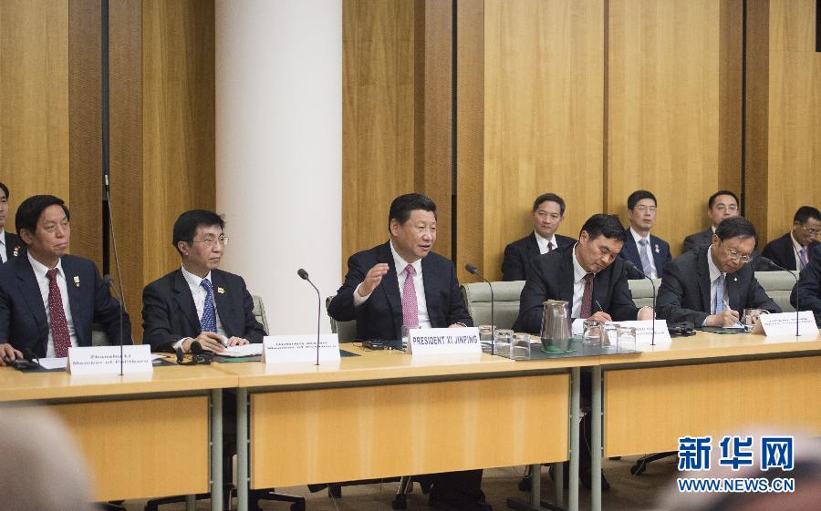 11月17日，國(guó)家主席習(xí)近平在堪培拉和澳大利亞總理阿博特共同出席第四屆中澳工商界首席執(zhí)行官圓桌會(huì)。這次會(huì)議是由澳大利亞企業(yè)領(lǐng)袖理事會(huì)和中國(guó)國(guó)家開發(fā)銀行共同組織承辦的。新華社記者 謝環(huán)馳 攝 