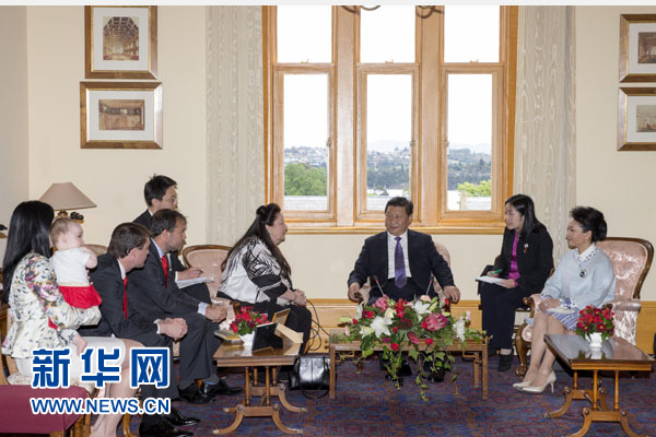 11月18日，國家主席習(xí)近平在澳大利亞塔斯馬尼亞州參觀訪問。這是習(xí)近平看望已故塔斯馬尼亞州前州長(zhǎng)培根的家人。新華社記者 丁林 攝