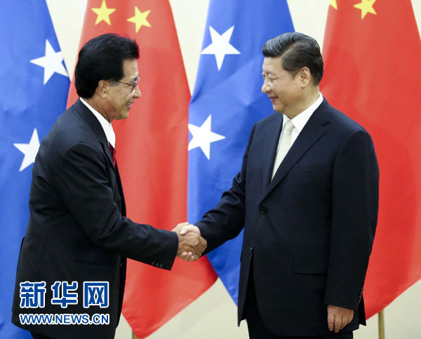 11月22日，中國國家主席習近平在斐濟楠迪會見密克羅尼西亞聯(lián)邦總統(tǒng)莫里。 新華社記者姚大偉攝 