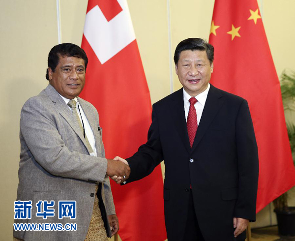 11月22日，國家主席習近平在斐濟楠迪會見湯加首相圖伊瓦卡諾。新華社記者丁林攝 