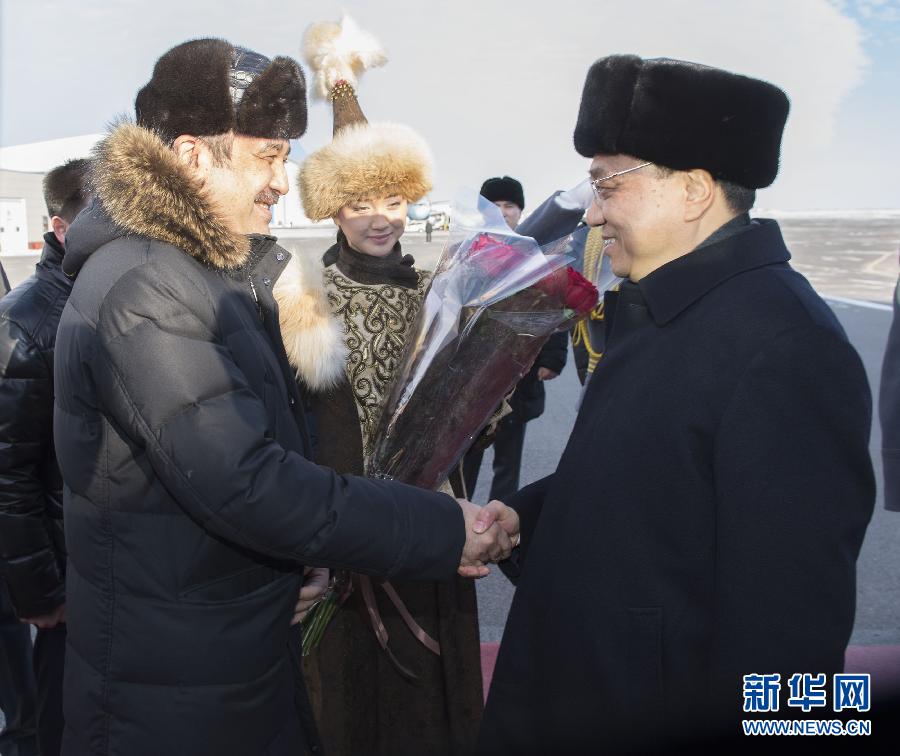 12月14日，應(yīng)哈薩克斯坦共和國總理馬西莫夫邀請，國務(wù)院總理李克強乘專機抵達阿斯塔納國際機場，開始對哈薩克斯坦進行正式訪問，舉行中哈總理第二次定期會晤，并出席上海合作組織成員國政府首腦理事會第十三次會議。這是馬西莫夫到機場迎接李克強。新華社記者 黃敬文 攝
