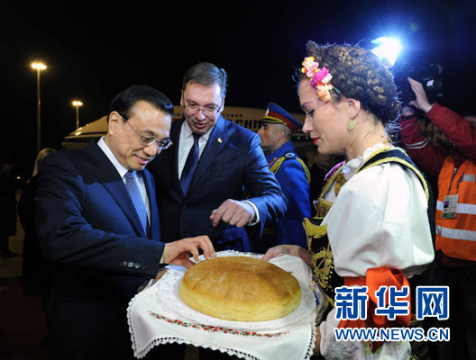 12月15日，國務院總理李克強抵達貝爾格萊德，出席中國－中東歐國家領導人會晤并正式訪問塞爾維亞，塞爾維亞總理武契奇到機場迎接。新華社記者 饒愛民 攝