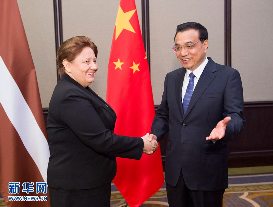    12月16日，中國國務(wù)院總理李克強在貝爾格萊德會見拉脫維亞總理斯特勞尤馬。 新華社記者黃敬文攝