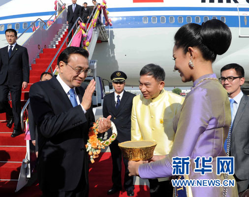 12月19日，中國國務(wù)院總理李克強(qiáng)抵達(dá)曼谷，出席大湄公河次區(qū)域經(jīng)濟(jì)合作領(lǐng)導(dǎo)人第五次會議。新華社記者饒愛民攝