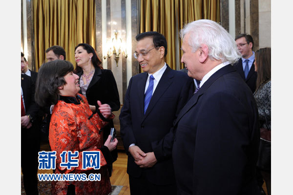 12月18日，中國國務(wù)院總理李克強(qiáng)在貝爾格萊德市政廳接受“貝爾格萊德榮譽(yù)市民”證書，塞爾維亞總理武契奇陪同出席。隨后，李克強(qiáng)同塞各界知名人士親切會見并互動交流。這是李克強(qiáng)同漢學(xué)家波普—采尼奇夫婦親切交談。新華社記者 饒愛民 攝