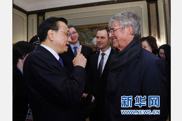 12月18日，中國國務(wù)院總理李克強(qiáng)在貝爾格萊德市政廳接受“貝爾格萊德榮譽(yù)市民”證書，塞爾維亞總理武契奇陪同出席。隨后，李克強(qiáng)同塞各界知名人士親切會見并互動交流。這是李克強(qiáng)同著名足球教練米盧蒂諾維奇親切交談。新華社記者 饒愛民 攝