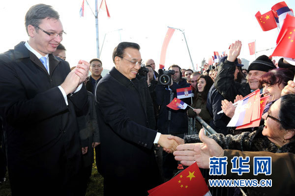 12月18日，中國(guó)國(guó)務(wù)院總理李克強(qiáng)在貝爾格萊德同塞爾維亞總理武契奇共同出席貝爾格萊德跨多瑙河大橋竣工儀式。這是李克強(qiáng)在儀式現(xiàn)場(chǎng)同塞爾維亞群眾親切握手。新華社記者 饒愛(ài)民 攝