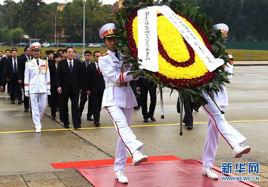 12月25日至27日，中共中央政治局常委、全國政協(xié)主席俞正聲對越南進行正式訪問。 這是12月27日，俞正聲在河內(nèi)瞻仰胡志明主席陵。新華社記者劉建生攝