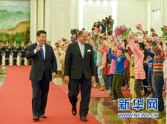 1月6日，國家主席習(xí)近平在北京人民大會(huì)堂同哥斯達(dá)黎加總統(tǒng)索利斯舉行會(huì)談。這是會(huì)談前，習(xí)近平在人民大會(huì)堂北大廳為索利斯舉行歡迎儀式。新華社記者 李學(xué)仁 攝