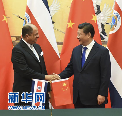 1月6日，中國國家主席習(xí)近平在北京人民大會(huì)堂同哥斯達(dá)黎加總統(tǒng)索利斯舉行會(huì)談。這是習(xí)近平與索利斯在簽字儀式后握手。 新華社記者 張鐸 攝
