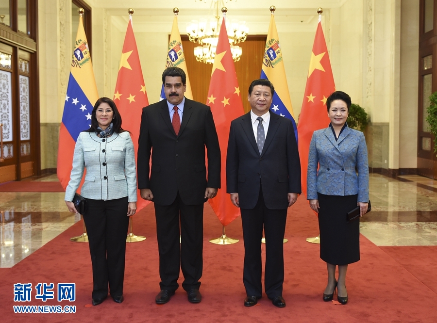 1月7日，國家主席習(xí)近平在北京人民大會堂會見委內(nèi)瑞拉總統(tǒng)馬杜羅。這是會見前，習(xí)近平和夫人彭麗媛同馬杜羅夫婦合影。 新華社記者 張鐸 攝