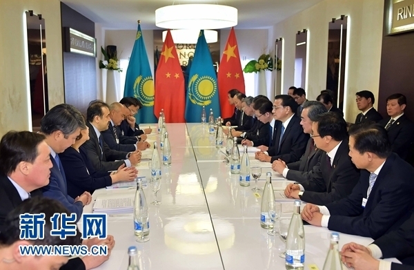 1月21日，中國國務院總理李克強在瑞士達沃斯會見哈薩克斯坦總理馬西莫夫。 新華社記者 李濤 攝