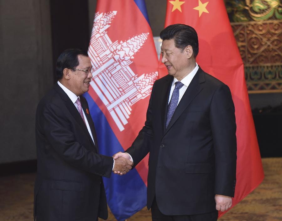 4月23日，國家主席習近平在雅加達會見柬埔寨首相洪森。新華社記者張鐸攝 