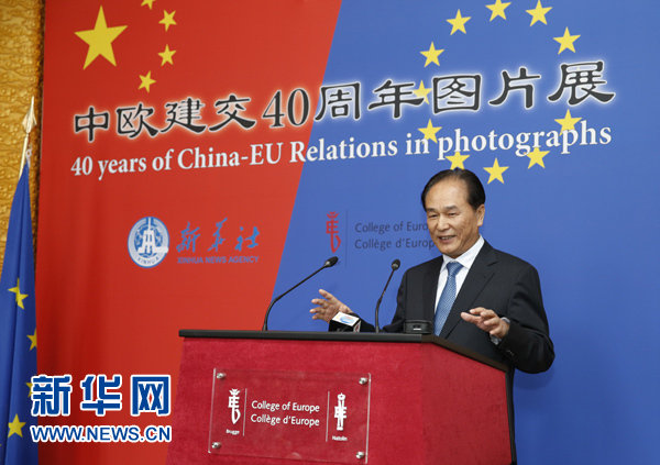 5月18日，正在比利時(shí)訪(fǎng)問(wèn)的新華社社長(zhǎng)蔡名照在比利時(shí)布魯日歐洲學(xué)院舉行的“中歐建交40周年圖片展”開(kāi)幕式上致辭。在中歐建交40周年之際，由新華社、歐洲學(xué)院主辦的“中歐建交40周年圖片展”18日在位于比利時(shí)布魯日的歐洲學(xué)院開(kāi)幕。 新華社記者葉平凡攝 