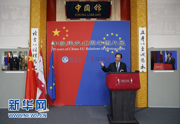 　　5月18日，正在比利時(shí)訪(fǎng)問(wèn)的新華社社長(zhǎng)蔡名照在比利時(shí)布魯日歐洲學(xué)院舉行的“中歐建交40周年圖片展”開(kāi)幕式上致辭。在中歐建交40周年之際，由新華社、歐洲學(xué)院主辦的“中歐建交40周年圖片展”18日在位于比利時(shí)布魯日的歐洲學(xué)院開(kāi)幕。 新華社記者葉平凡攝