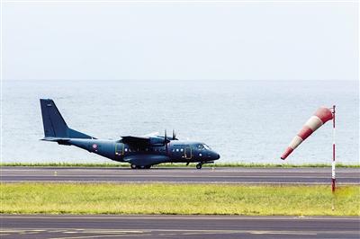 7日，法屬留尼汪島，法國軍事運輸機沿海岸搜尋MH370殘骸。