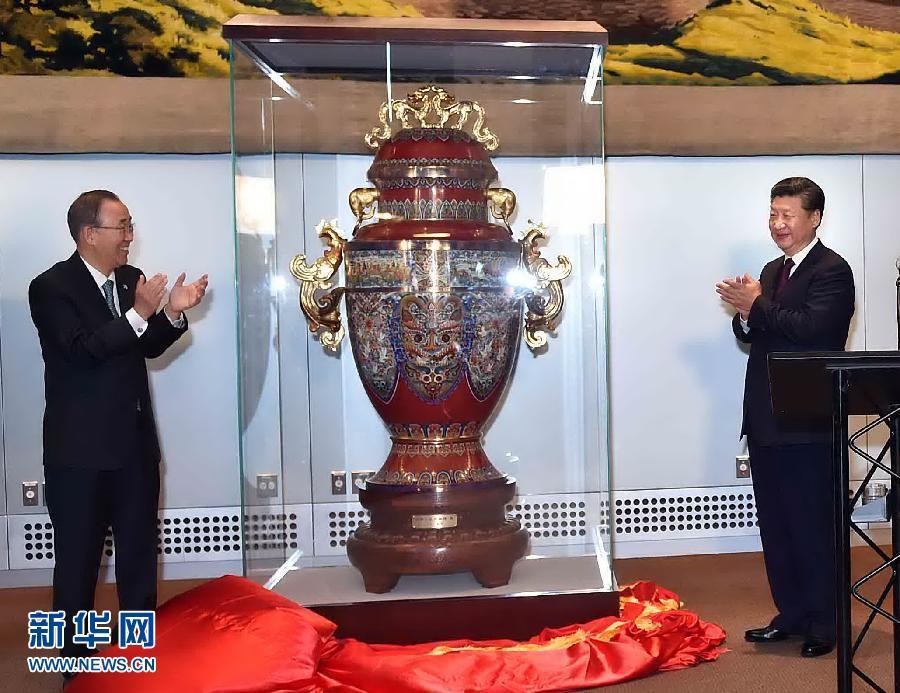 9月27日，國家主席習(xí)近平在紐約出席中國向聯(lián)合國贈送“和平尊”儀式。聯(lián)合國秘書長潘基文出席。 新華社記者 李濤 攝 
