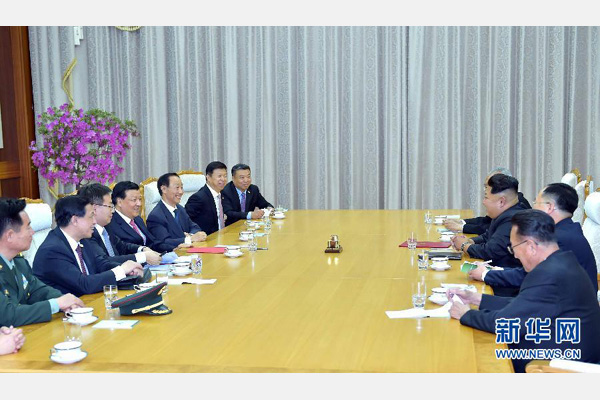 10月9日，中共中央政治局常委、中央書記處書記劉云山在平壤百花園迎賓館會(huì)見朝鮮勞動(dòng)黨第一書記金正恩。 新華社記者 李濤 攝 
