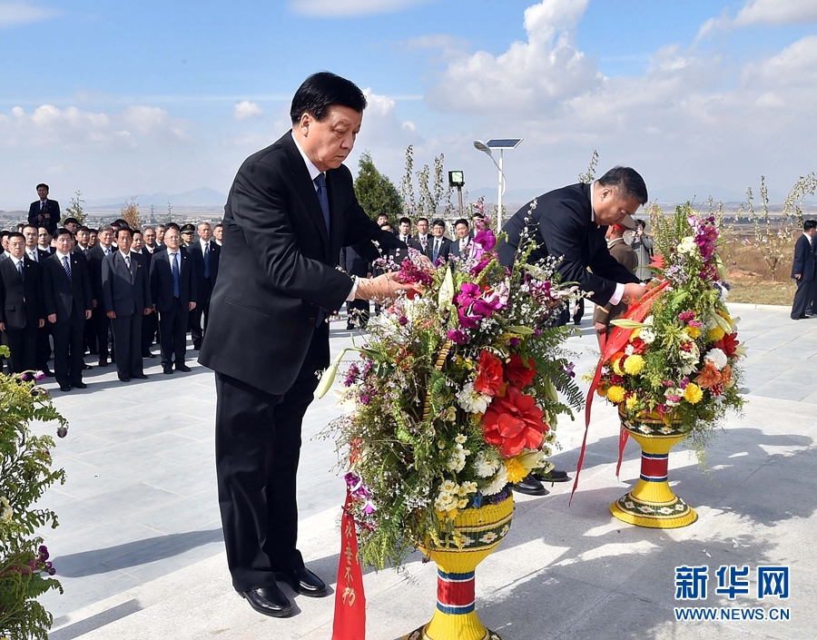 10月11日，中共中央政治局常委、中央書(shū)記處書(shū)記劉云山專程趕赴安州祭掃中國(guó)人民志愿軍烈士陵園，向中國(guó)人民志愿軍烈士敬獻(xiàn)花籃并默哀。 新華社記者 李濤 攝