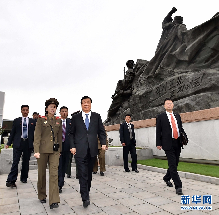 10月10日，正在朝鮮訪問(wèn)的中共中央政治局常委、中央書(shū)記處書(shū)記劉云山在平壤參觀朝鮮祖國(guó)解放戰(zhàn)爭(zhēng)勝利紀(jì)念館。 新華社記者 李濤 攝