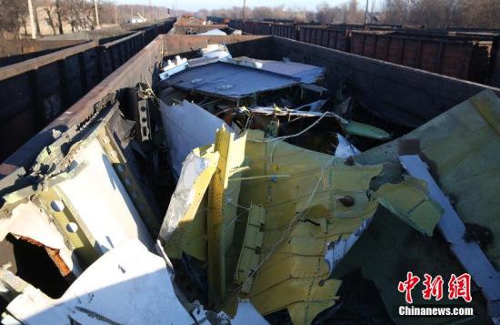 資料圖：烏克蘭頓涅茨克，MH17墜毀客機的殘骸裝上火車。圖片來源：CFP視覺中國
