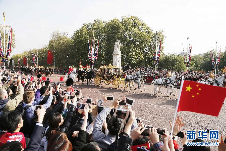 這是習(xí)近平和夫人彭麗媛在女王夫婦陪同下，乘坐皇家馬車前往白金漢宮下榻。新華社記者 周磊 攝