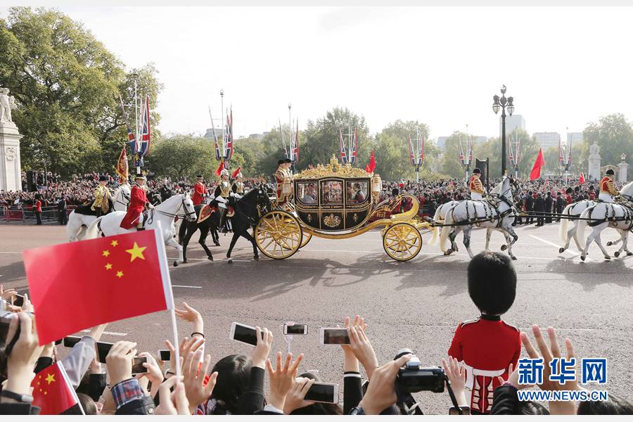 這是習(xí)近平和夫人彭麗媛在女王夫婦陪同下，乘坐皇家馬車前往白金漢宮下榻。新華社記者 周磊 攝