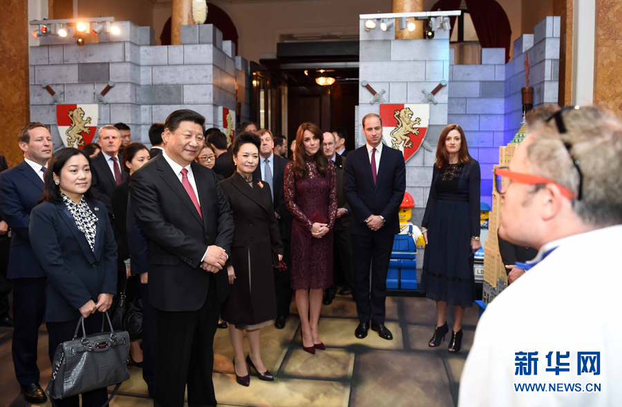 10月21日，國(guó)家主席習(xí)近平和夫人彭麗媛在英國(guó)威廉王子夫婦陪同下，出席在倫敦舉行的中英創(chuàng)意產(chǎn)業(yè)展。 新華社記者 張鐸 攝