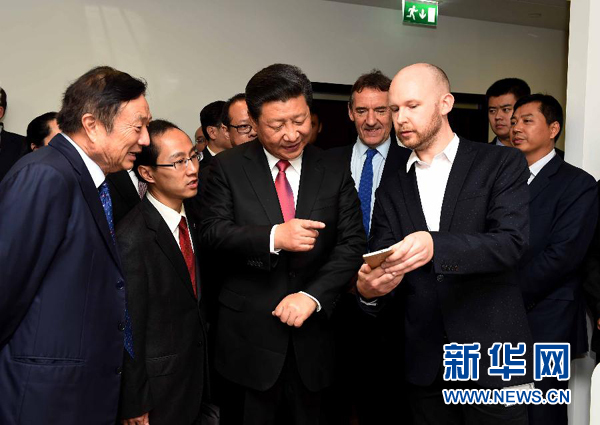 10月21日，國(guó)家主席習(xí)近平在倫敦參觀華為英國(guó)公司。 新華社記者 饒愛(ài)民 攝